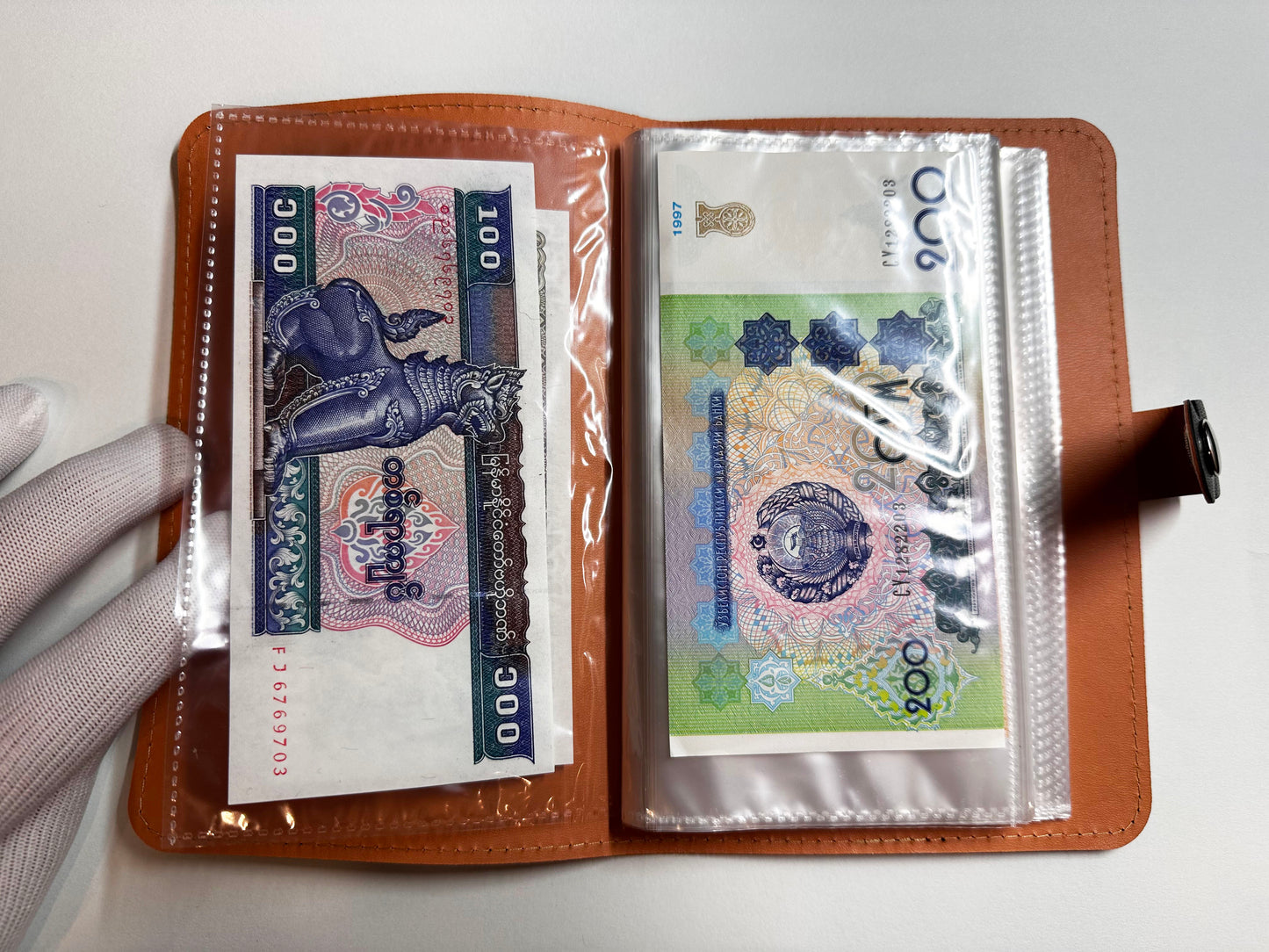 【未使用】約50ヶ国の100枚の紙幣 (ギフトアルバム付き)